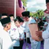 Bupati Ciamis Herdiat Sunarya saat menyantuni anak yatim dalam rangka peringatan Tahun Baru Islam 1448 Hijriah