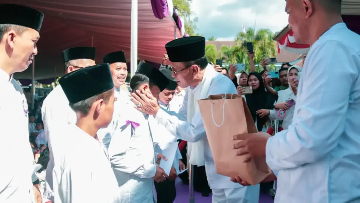 Bupati Ciamis Herdiat Sunarya saat menyantuni anak yatim dalam rangka peringatan Tahun Baru Islam 1448 Hijriah