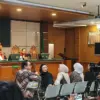 Wakil ketua DPRD Jawa sekaligus ketua DPD PDIP Jabar, Ono Surono (kiri) saat dihadirkan menjadi saksi dalam si
