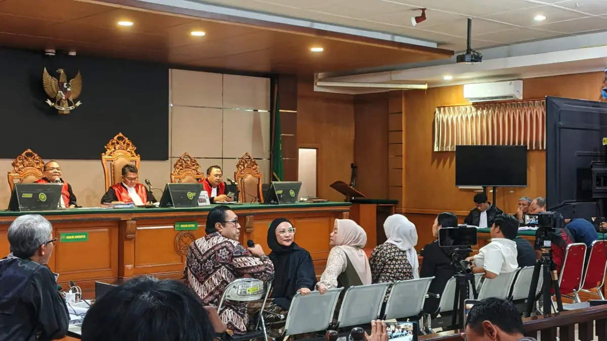 Wakil ketua DPRD Jawa sekaligus ketua DPD PDIP Jabar, Ono Surono (kiri) saat dihadirkan menjadi saksi dalam si