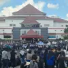 Massa aksi pendukung Program MNG saat berdemonstrasi di Halaman Kantor Bupati Tasikmalaya, Senin (29/6/2026)