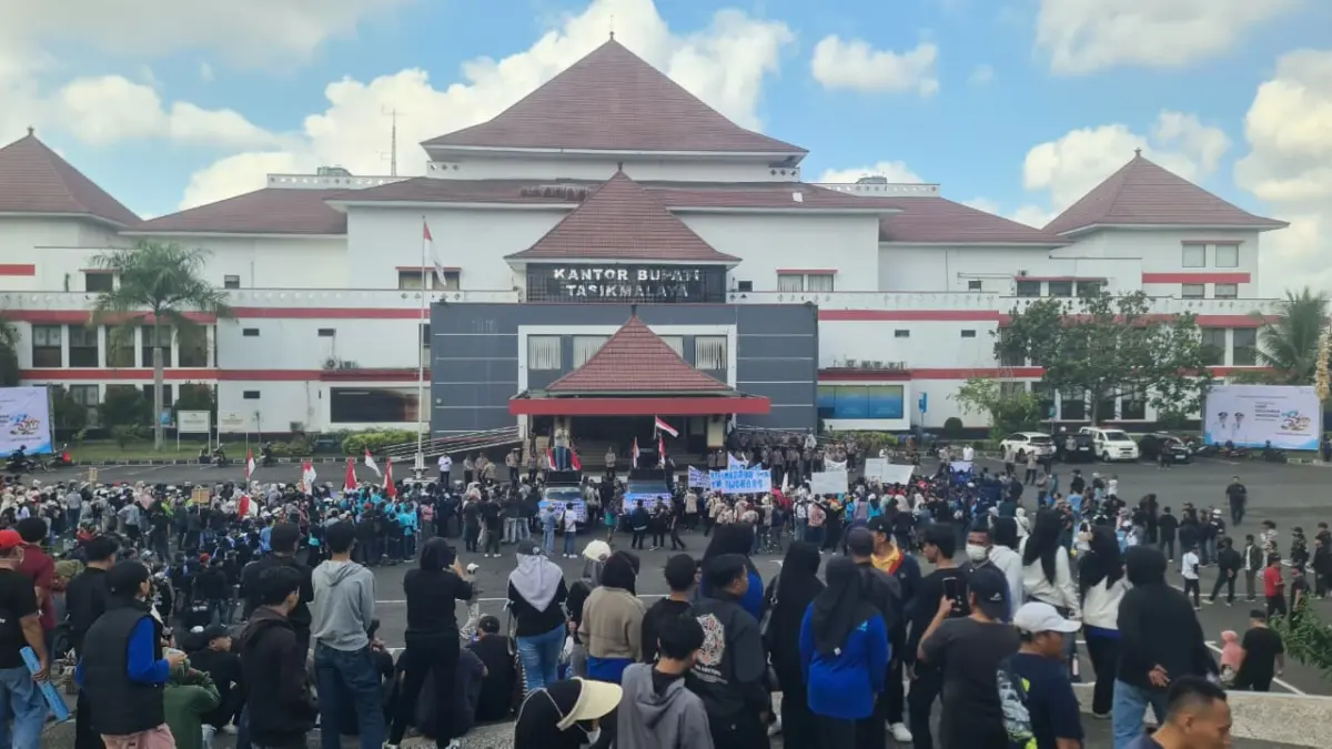 Mahasiswa Tasikmalaya Soroti Gelombang Aksi Pendukung MBG dan Sesalkan Sikap Pemkab Massa aksi pendukung Program MNG saat berdemonstrasi di Halaman Kantor Bupati Tasikmalaya, Senin (29/6/2026)