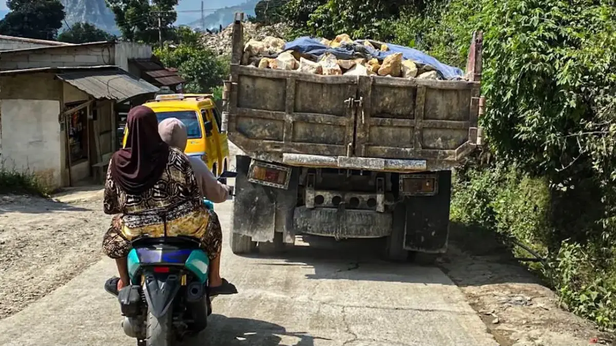 Selain Industri, Truk Pengangkut Tambang Turut Menyumbang Polusi Udara di Padalarang-Cipatat Selain Industri, Truk Pengangkut Tambang Turut Menyumbang Polusi Udara di Padalarang-Cipatat