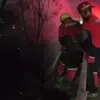 Petugas Pemadam Kebakaran Kota Cimahi saat Berusaha Memadamkan Kebakaran Tumpukan Sampah di Leuwigajah, Cimahi