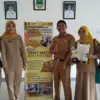 Kepala Dinas Ketahanan Pangan, Pertanian, dan Perikanan (DKP3) Yoyon Suhyon (tiga kanan) berfoto bersama usai