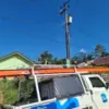Petugas PLN melakukan pengecekan arus saat atus listrik di wilayah Desa Linggaraja mati tanpa pemberitahuan