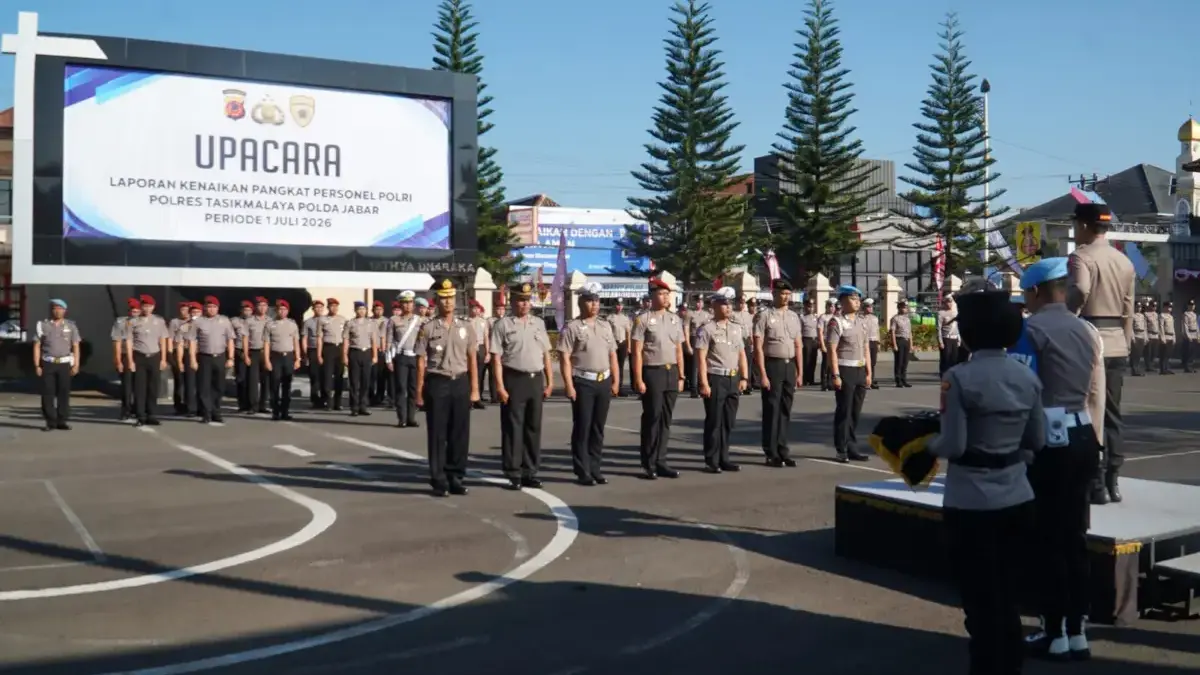 70 Personel Polres Tasikmalaya Naik Pangkat, Kapolres: Pangkat Baru Harus Diiringi Kinerja dan Integritas Upacara Kenaikan Pangkat digelar di Lapangan Hitam Mapolres Tasikmalaya, Selasa (30/6/2026).