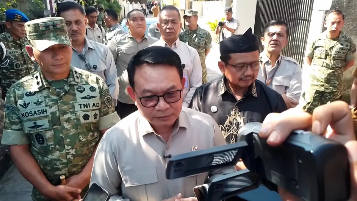 Kepala Staf Kepresidenan (KSP), Jenderal TNI (Purn) Prof Dudung Abdurachman (tengah) didampingi oleh Bupati Su