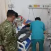 Korban tertimpa pohon tumbang di Jatinangor, Kabupaten Sumedang ketika kritis dan sedang diberikan penanganan