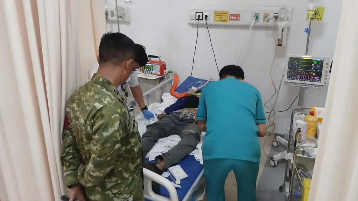 Korban tertimpa pohon tumbang di Jatinangor, Kabupaten Sumedang ketika kritis dan sedang diberikan penanganan