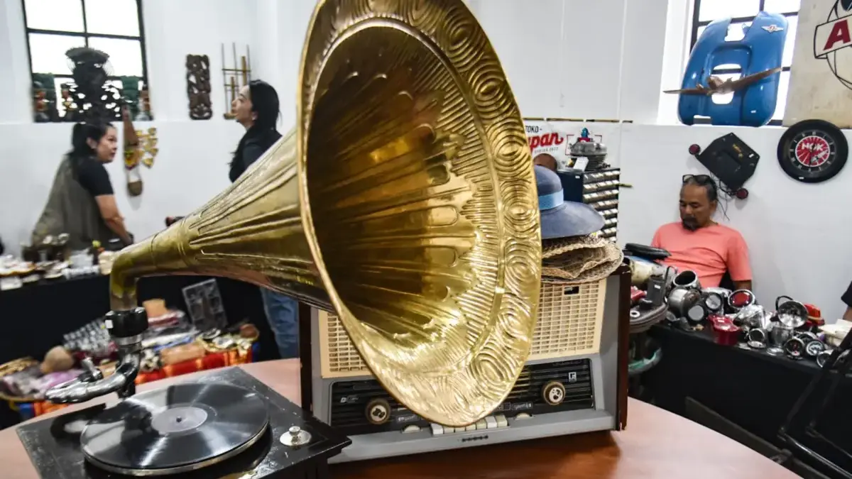 Pengunjung mengamati barang antik yang dijual pada ajang Bandung Vintage Market volume ke-5 di Gedung Kantor P