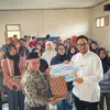 Bupati Bandung Barat, Jeje Ritchie Ismail saat memberikan bantuan uang sewa rumah bagi korban bencana longsor