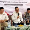 Ketua KPID Jabar Adiyana Slamet saat membentuk Komunitas PIS di Kabupaten Cirebon. (Dok KPID)