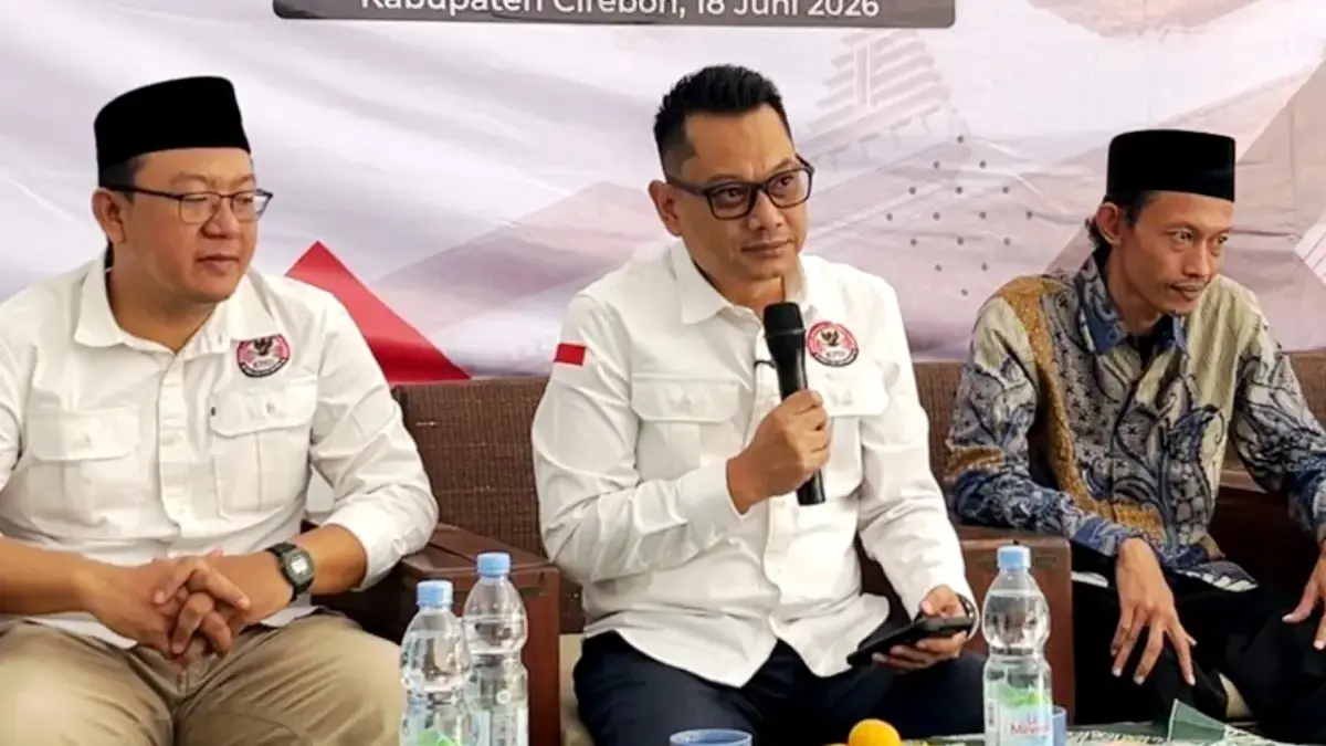 Komunitas PIS, Cara KPID Jabar Kuatkan Partisipasi Pengawasan Masyarakat Ketua KPID Jabar Adiyana Slamet saat membentuk Komunitas PIS di Kabupaten Cirebon. (Dok KPID)