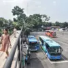 Warga berjalan menuju bus di Terminal Leuwipanjang, Kota Bandung, Senin (1/6). Terminal Cicaheum akan dialihfu