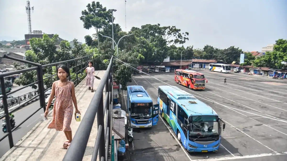 Pedagang Terdampak Penutupan Terminal Cicaheum Akan Dapat Kompensasi, Farhan: Sedang Dimatangkan Warga berjalan menuju bus di Terminal Leuwipanjang, Kota Bandung, Senin (1/6). Terminal Cicaheum akan dialihfu