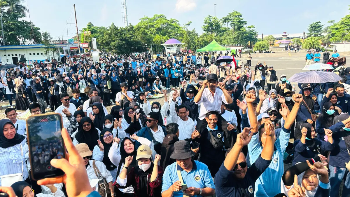 Relawan SPPG berkumpul di Alun Alun Ciamis Jumat (26/6/2026). Mereka menyuarakan dukungan program MBG