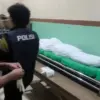 Seorang asisten rumah tangga (ART) berinisial RR (26) tewas diduga akibat dikeroyok tiga rekan kerjanya di seb
