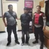 Pelaku pencuri sepeda motor di Jatinangor, Sumedang bernama Piki Permana (tengah), merupakan warga Kampung Cik