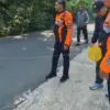 Petugas Dishubkominfo Kabupaten Tasikmalaya saat lakukan pengukuran dan penentuan ti