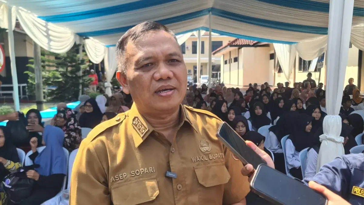 Wabup Tasikmalaya Asep Sopari Al Ayubi saat dimintai keterangan oleh media
