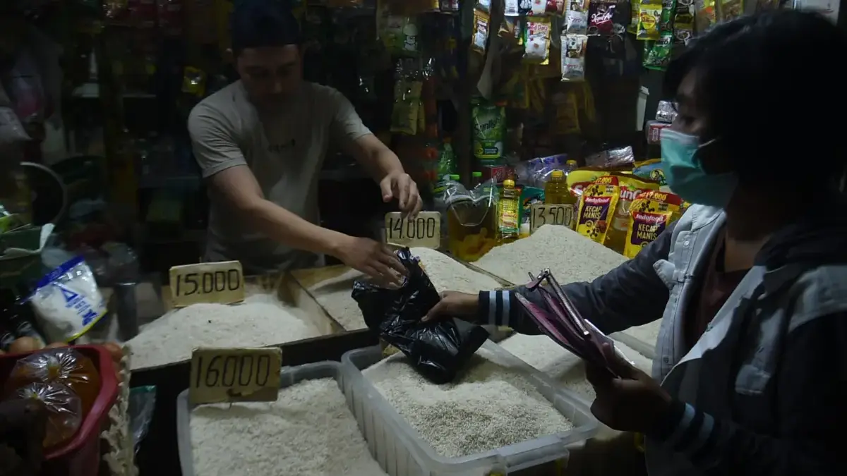 Kelangkaan Beras Premium di Ritel Belum Mengarah ke Panic Buying Pedagang melayani pembeli saat membeli beras di Pasar Kosambi, Kota Bandung, Senin (8/6). Foto: Dimas Rachmats