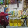 Pedagang menata kemasan minyak goreng subsidi Minyakita di pasar tradisional Kosambi di Bandung, Jawa Barat, J