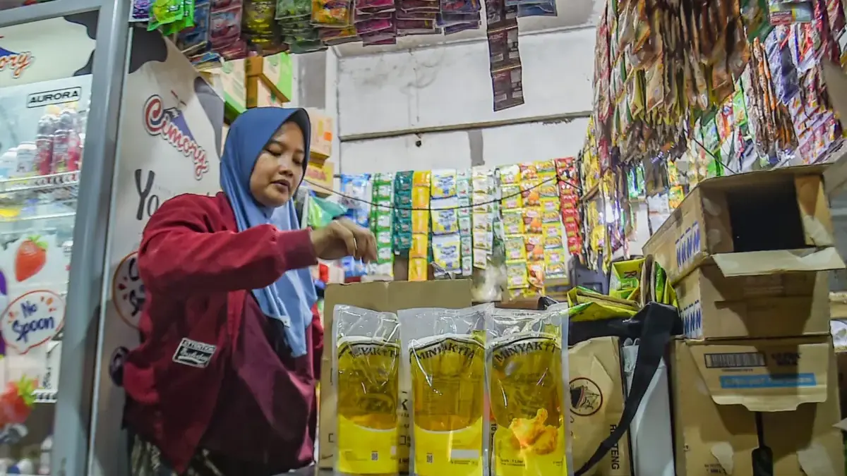 Pasokan dari Bulog Minim, Minyakita di Pasar Bandung Dijual Jauh di Atas HET Pedagang menata kemasan minyak goreng subsidi Minyakita di pasar tradisional Kosambi di Bandung, Jawa Barat, J