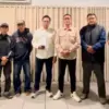 Kuasa hukum korban, Januar Solehuddin bersama keluarga korban. Foto Istimewa