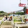 Warga mendoakan kerabatnya saat berziarah di TPU Sirnaraga, Kota Bandung. Foto: Dimas Rachmatsyah / Jabar Eksp