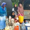 Warga di Kecamatan Bojonggambir antre di Halaman Masjid untuk mendapatkan air bersih.