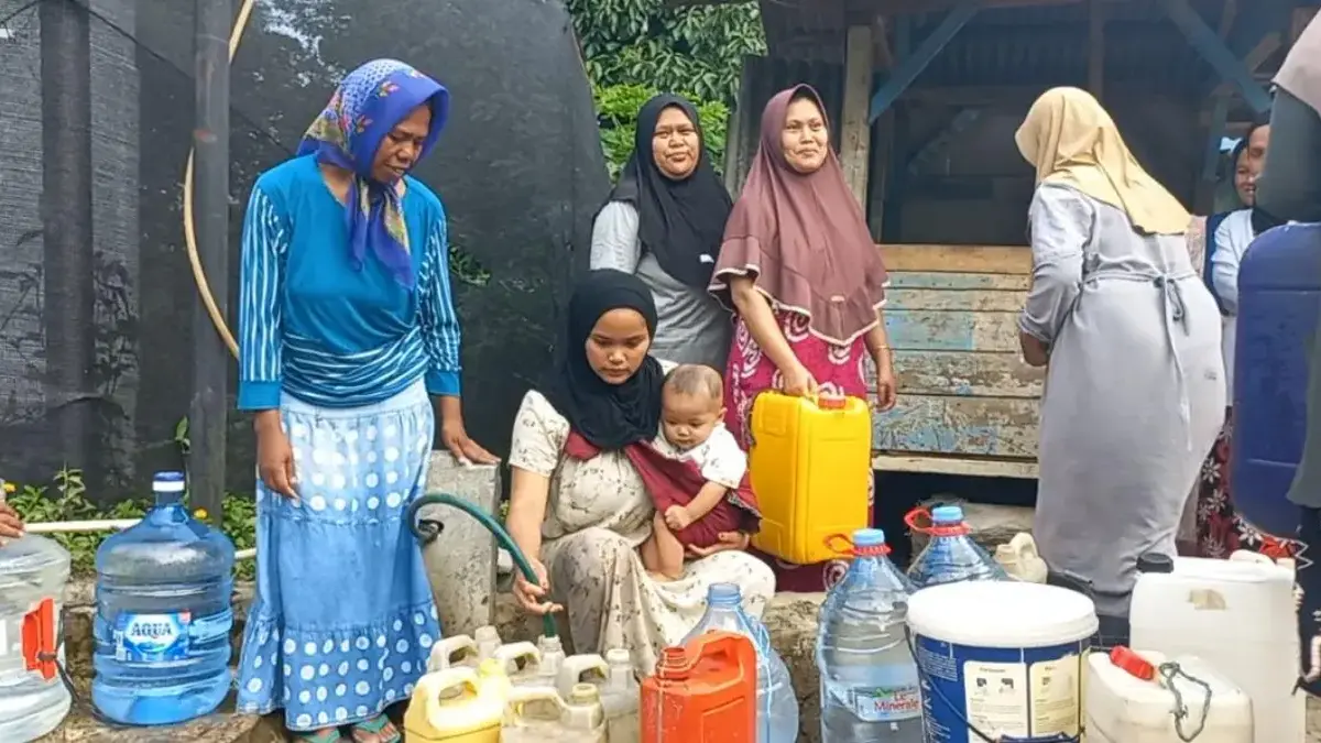 Warga di Kecamatan Bojonggambir antre di Halaman Masjid untuk mendapatkan air bersih.