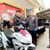 Korban tampak sumringah saat menerima motornya yang hilang yang diserahkan Kapolres Kabupaten Tasikmalaya, ber