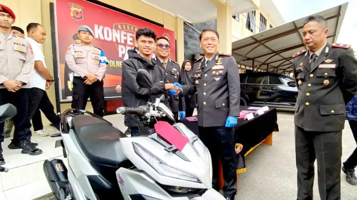 Korban tampak sumringah saat menerima motornya yang hilang yang diserahkan Kapolres Kabupaten Tasikmalaya, ber