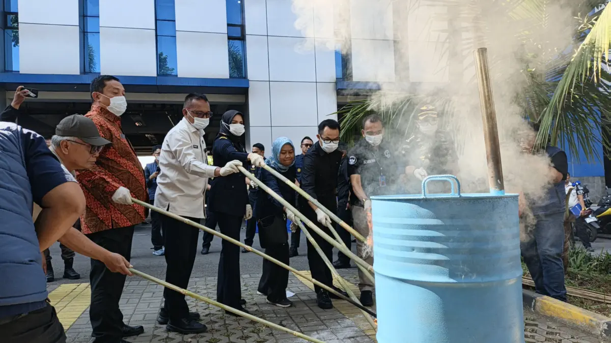 BNNP Jabar sebut Peredaran Narkotika Modus Liquid mulai Sasar Kafe Dok. BNNP Jabar saat lakukan pemusnahan barang bukti Narkotika. Foto. Sandi Nugraha.