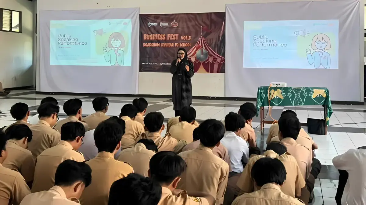 Dosen Prodi Ilkom UNIBI, Anggita Lestari saat memberikan materi public speaking di Roadshow Business Fest Vol.
