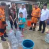 Demi Bertahan di Tengah Krisis Air, Warga Bubulak Bogor Endapkan Air Sungai yang Keruh 