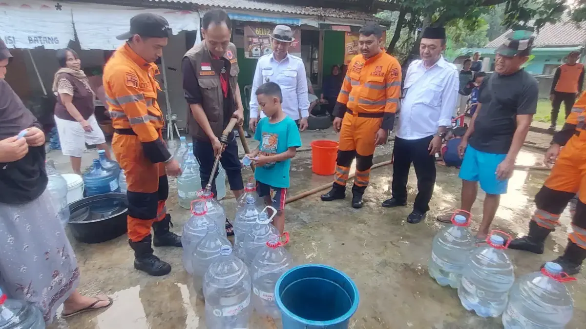 Demi Bertahan di Tengah Krisis Air, Warga Bubulak Bogor Endapkan Air Sungai yang Keruh Demi Bertahan di Tengah Krisis Air, Warga Bubulak Bogor Endapkan Air Sungai yang Keruh