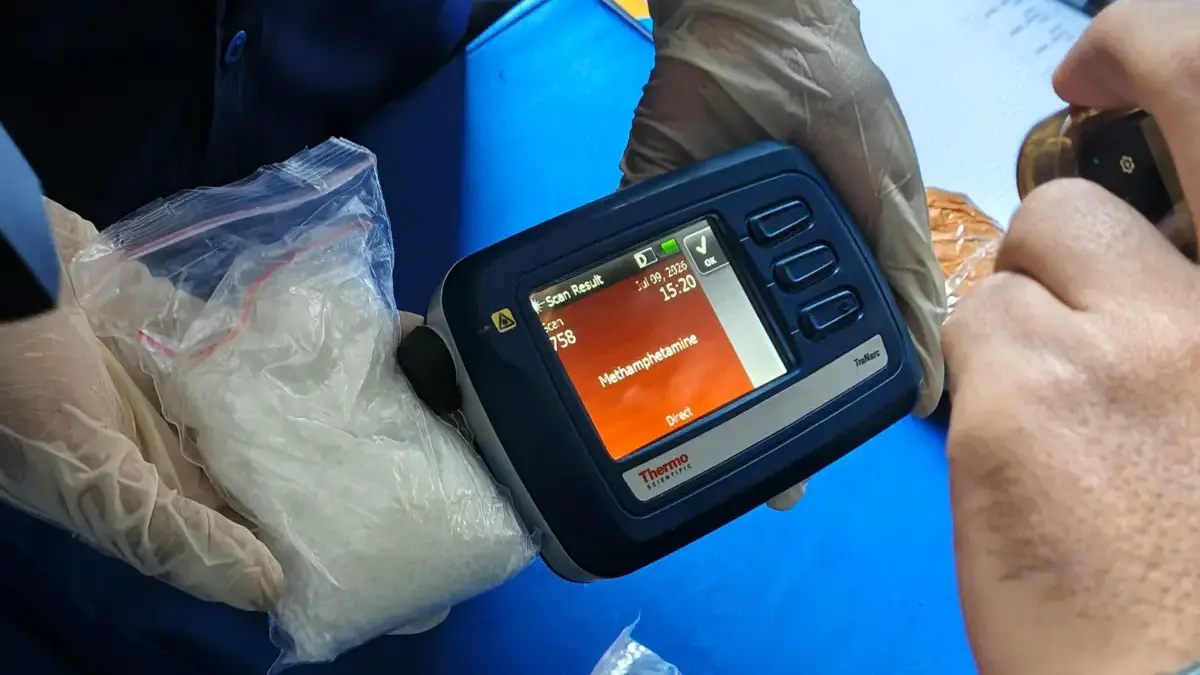 Jawa Barat Masih Dihantui Peredaran Gelap Narkotika dan Obat-obatan Berbahaya Ist. Petugas BNNP Jabar saat lakukan uji kandungan zat methaphetamine terhadap barang bukti narkotika jenis sa