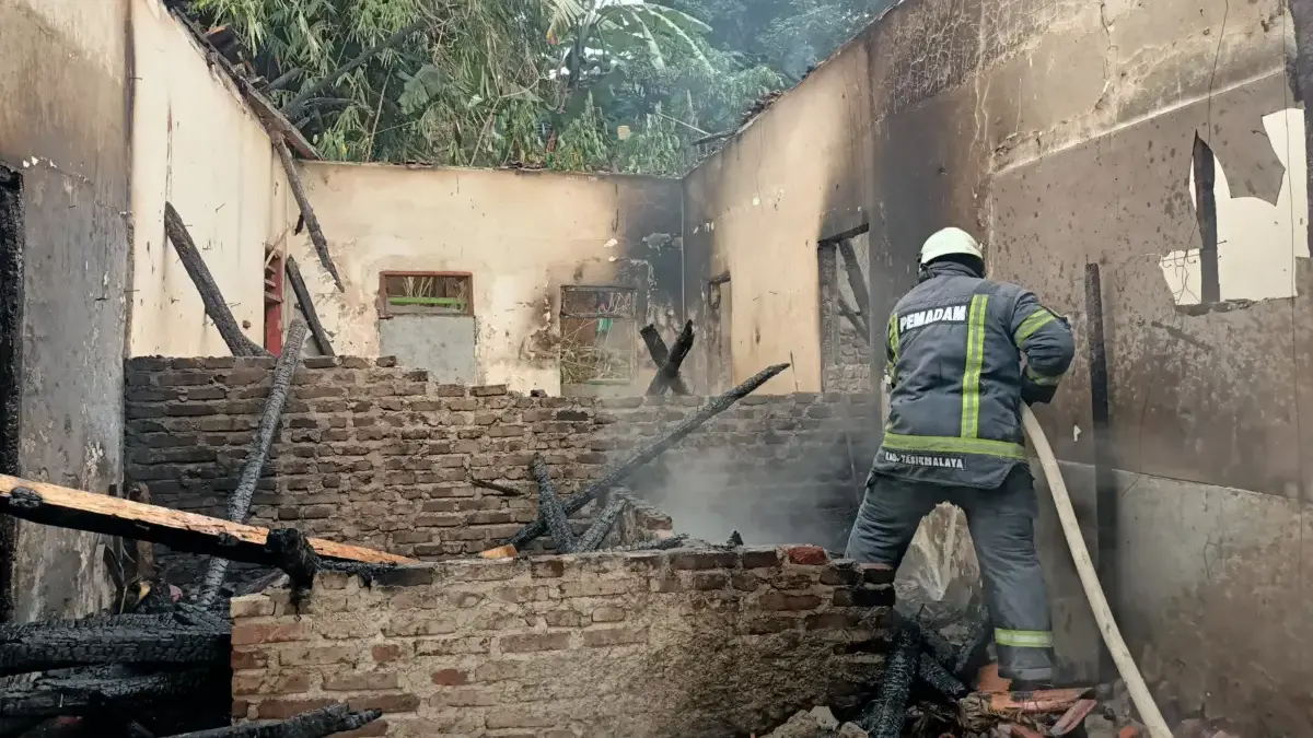 Rumah Milik Lansia di Cibalanarik Ludes Terbakar, Diduga Akibat Korsleting Listrik Foto/Video: Tagana Caption : Petugas saat melakukan pemadaman api dan pendinginan pasca kebakaran di Desa Ciba