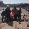 Petugas saat mengevakuasi jasad korban tenggelam di bendungan Menganti, Minggu (26/7/2026). (Istimewa/dok prib