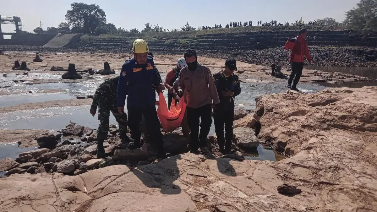 Petugas saat mengevakuasi jasad korban tenggelam di bendungan Menganti, Minggu (26/7/2026). (Istimewa/dok prib