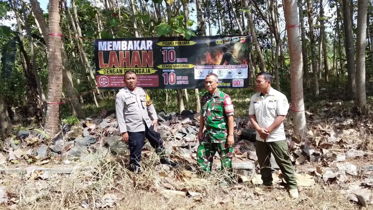 Kapolres Banjar Gerakkan Bhabinkamtibmas, Edukasi Warga untuk Selamatkan Lingkungan dari Ancaman Karhutla Baliho larangna membakar lahan mulai digalakan Polisi dan TNI menyusul musim kemarau yang berpotensi