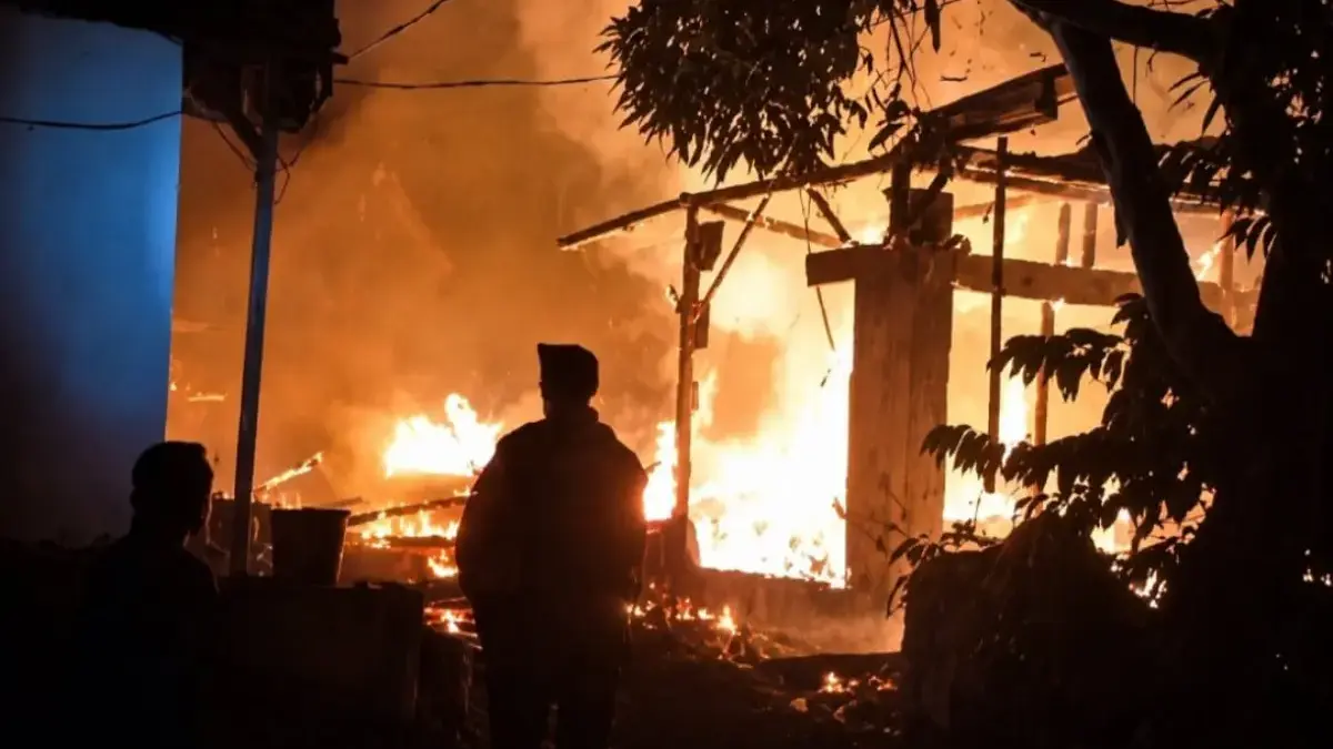 Api menjalar hanguskan rumah warga di Kecamatan Cineam, Kabupaten Tasikmalaya. Foto/Video : Damkar Kabupaten T