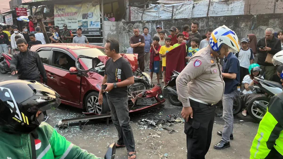 Kecelakaan Beruntun Dekat Pelintasan Rel Bondes, 6 Kendaraan Rusak Kecelakaan Beruntun Dekat Pelintasan Rel Bondes, 6 Kendaraan Rusak