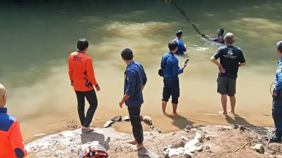 Tragis! Anak 14 Tahun Tenggelam di Sungai Cipeles Sumedang, Ditemukan Meninggal Dunia Proses pencarian seorang anak bernama Naufal Aqhar Budianto (14) yang tenggelam di Sungai Cipeles Blok Cipadun