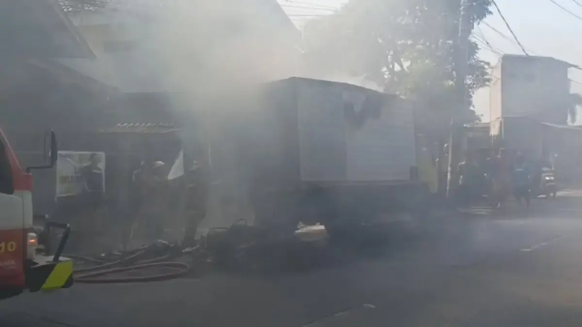 Diduga Korsleting Listrik, Muatan 50 Sepeda di Dalam Truk Box Terbakar di Katapang Diduga Korsleting Listrik, Muatan 50 Sepeda di Dalam Truk Box Terbakar di Katapang. Foto Istimewa