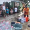 BPBD Kota Bogor saat menyalurkan 8.000 liter air bersih kepada warga di wilayah RT 001/RW 012, Kelurahan Bubul