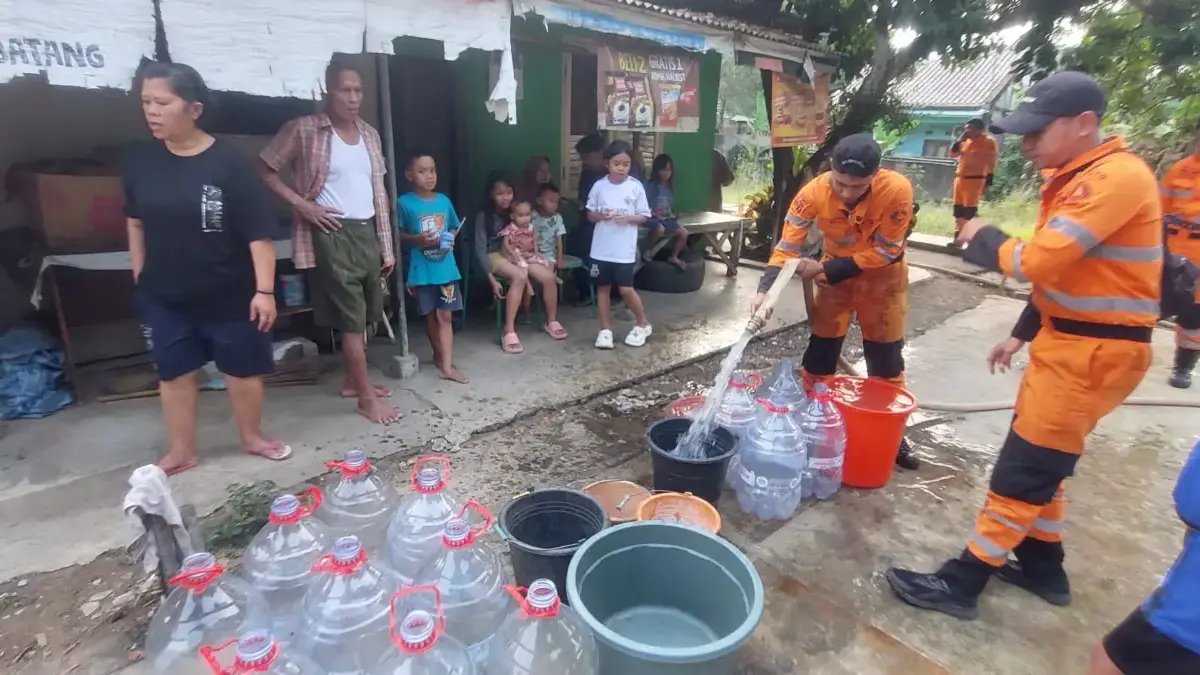 Sumur Warga Mengering, Bantuan Air Bersih BPBD Kembali Diserbu Warga Bubulak Bogor BPBD Kota Bogor saat menyalurkan 8.000 liter air bersih kepada warga di wilayah RT 001/RW 012, Kelurahan Bubul