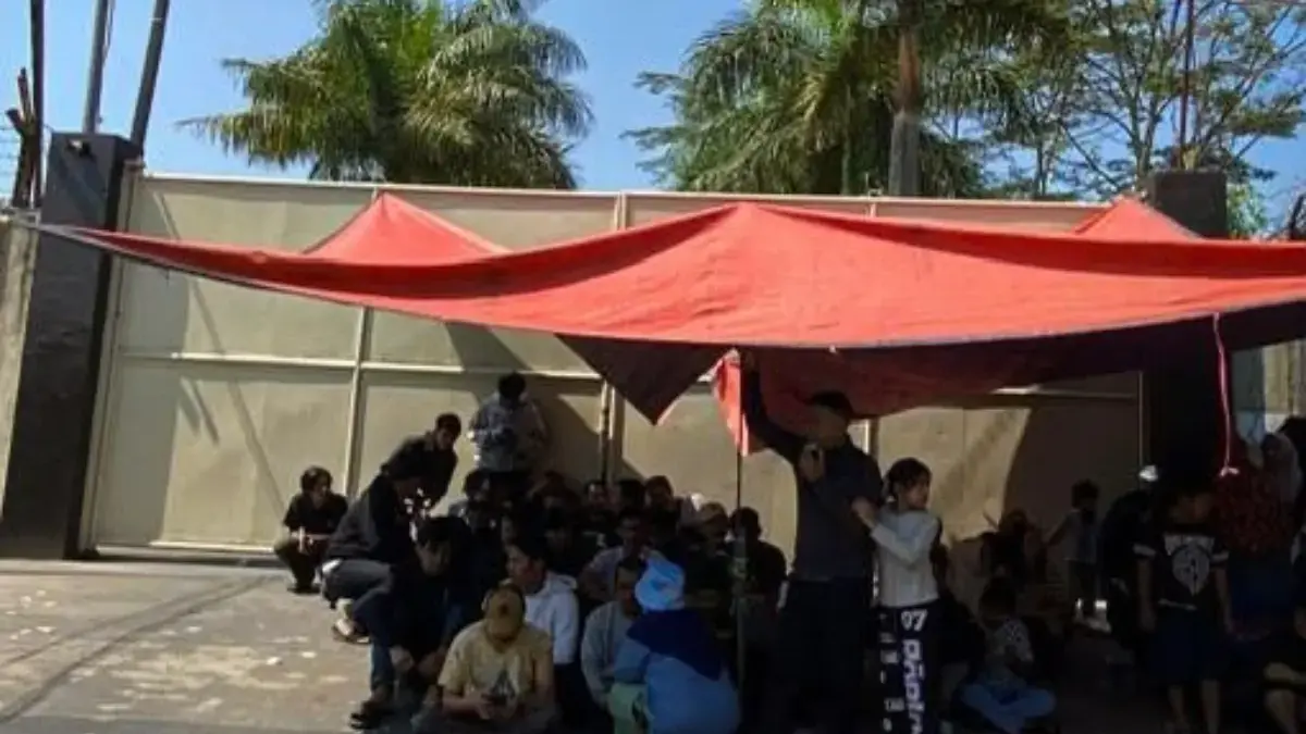 Disnaker KBB Soroti Dugaan Pelanggaran Hak Pekerja PT Royal Abadi Sejahtera Ilustrasi: Para pegawai PT Royal Abadi Sejahtera saat menggelar aksi demo. Dok Jabar Ekspres/Suwitno